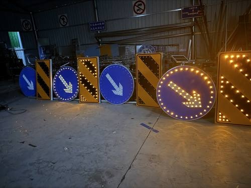 南昌南昌河南太阳能自发光交通路标牌厂家